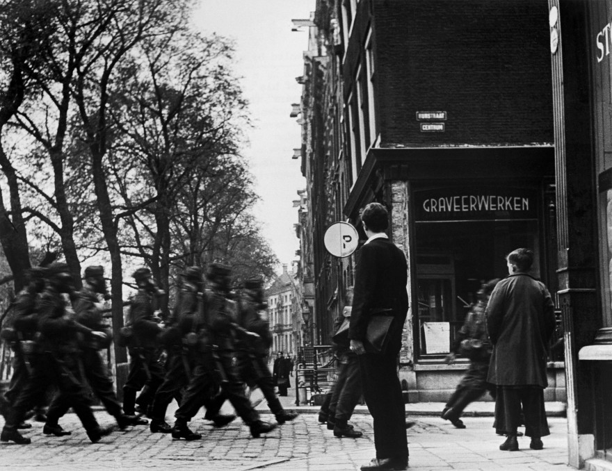 HOLLAND. Amsterdam. World War II. German soldiers. 1945. © Kryn Taconis/Magnum Photos